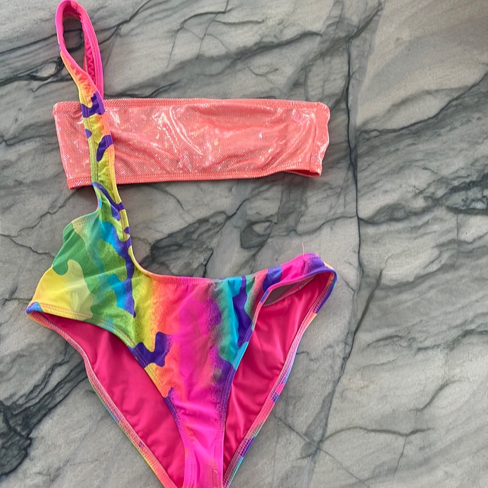Two piece bathing suit set! By dippin daisys !